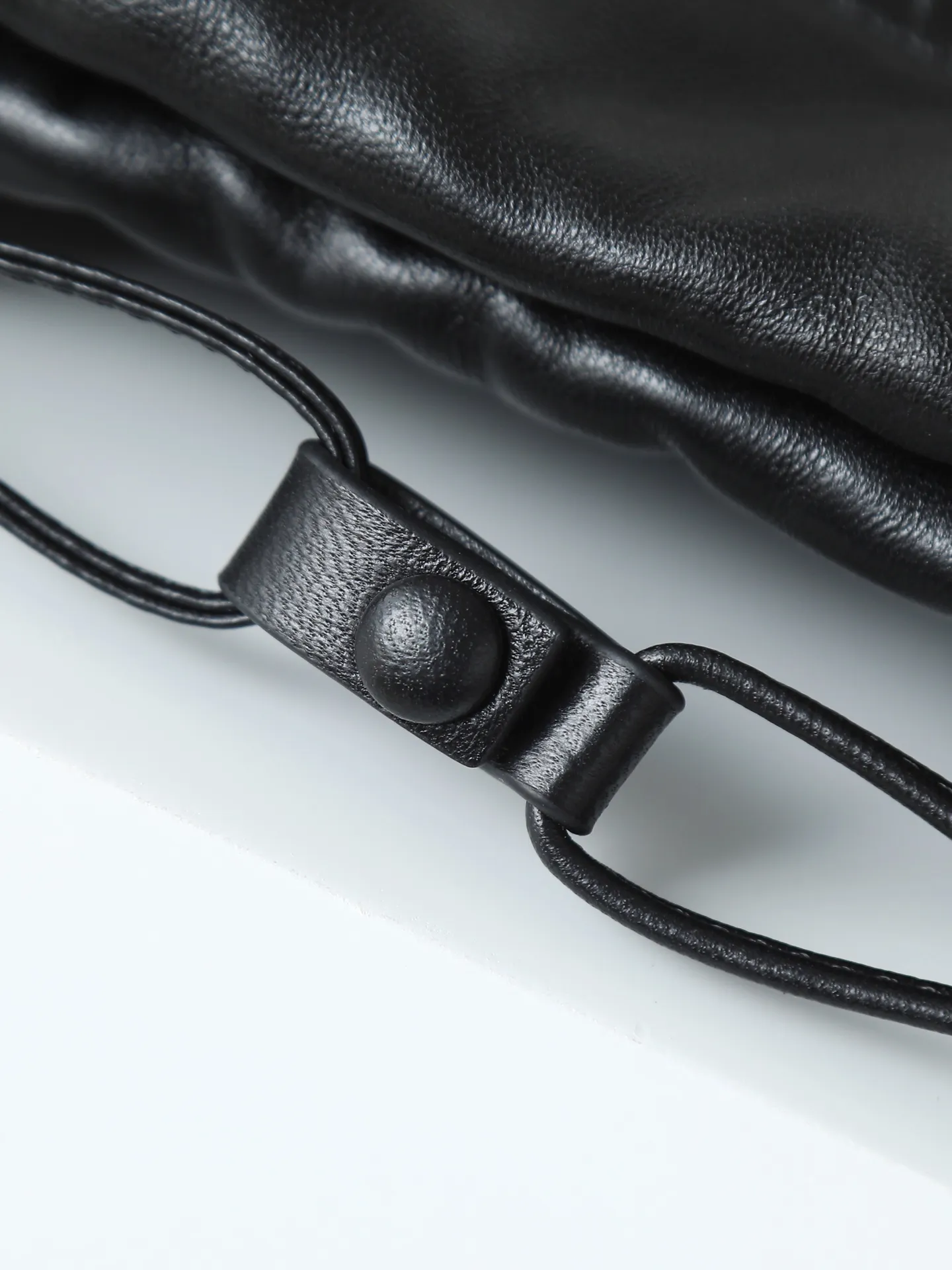 p1600. BOTTEGA VENETA 2025 new women's Dustbag Notte clutch. Dustbag, which has been very popular since its launch, has a chain clause! ! The hand-carrying method is reminiscent of the classic bag type Pouch , light and elegant, the retained drawstring design can be used as a bag, and the chain is longer, which is very suitable for sisters who like to carry their hands cross-body with their hands free. No matter which way you carry it, you can change the way you carry it according to the occasion and your mood of the day, which can make the overall outfit more fashionable🪄🪄The body of the bag has also been widened. It is the rainy season and the weather is hot, so it can easily accommodate small umbrellas and water bottles. The interior is made of nylon, which is light and comfortable to carry, and is very suitable for summer use. Style number: 839394 Size: 33*19*8cm